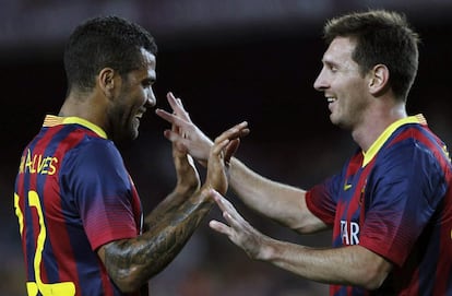 Messi y Dani Alves celebran uno de los goles.