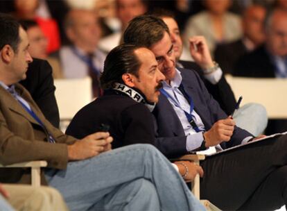 Álvaro Pérez, con Ricardo Costa en el congreso del PP valenciano en 2008. A la izquierda, el secretario de Organización, David Serra.