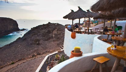 Terraza de El Chiringuito, sobre la playa de El Papagayo (Lanzarote).