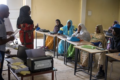 Los alumnos del curso de ayudante topógrafo que se imparte en la Escuela Nacional de Trabajos Públicos de Aleg, en el sur de Mauritania, organizado por la OIT, reciben una beca de 50 euros mensuales en una entidad de microfinanzas, lo que para muchos es su primer contacto con el sistema financiero.