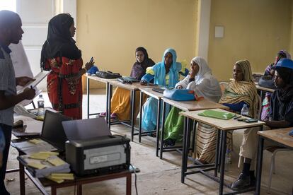 Los alumnos del curso de ayudante topógrafo que se imparte en la Escuela Nacional de Trabajos Públicos de Aleg, en el sur de Mauritania, organizado por la OIT, reciben una beca de 50 euros mensuales en una entidad de microfinanzas, lo que para muchos es su primer contacto con el sistema financiero.