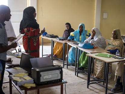 Alumnas de la Escuela Nacional de Trabajos Públicos de Aleg, en el sur de Mauritania, que reciben una beca de 50 euros mensuales como parte de un programa de microfinanzas.