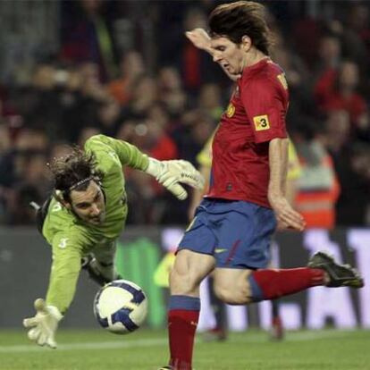 Messi bate a Caballero, del Benidorm, tras el rechace de un penalti.