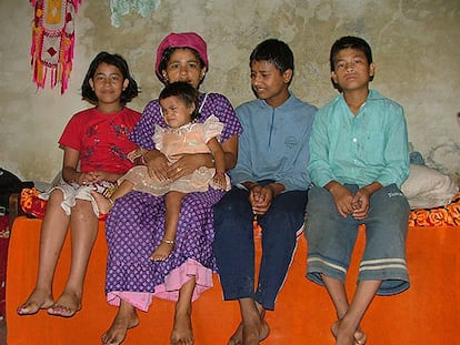 Nirmala Thapa con cuatro de sus siete hijos.