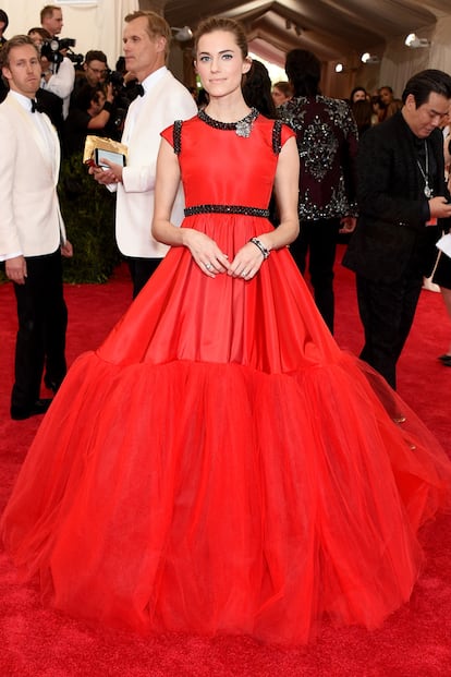 Allison Williams se decanta por el rojo y el volumen de Giambattista Valli