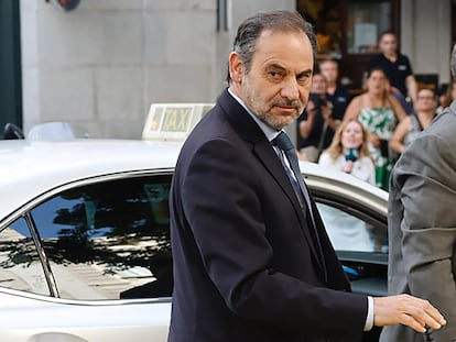 El exministro de Transportes, José Luis Ábalos, a su llegada al Tribunal Supremo en Madrid, este lunes.