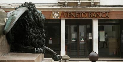 Logotipo de Veneto Banca, en Venecia (Italia).