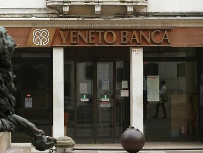 Logotipo de Veneto Banca, en Venecia (Italia).