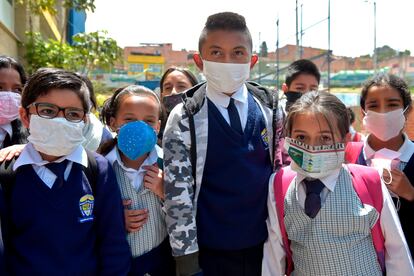 Estudiantes colombianos llevan tapabocas de materiales reciclados en Soacha, Cundinamarca.