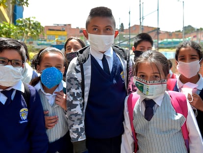 Estudantes colombianos usam máscaras por causa da epidemia de coronavirus.