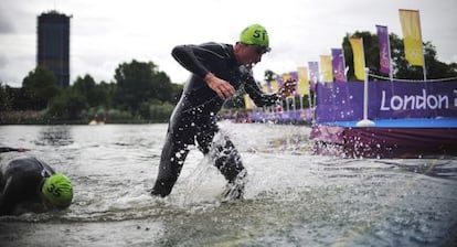 Javier Gómez Noya saliendo del agua tras la prueba de natación