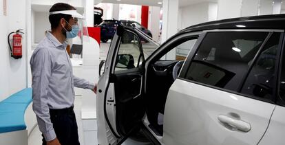 Un trabajador de un concesionario de coches en Madrid.