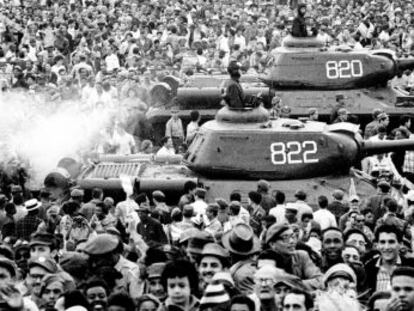 Final del desfile del 2 de enero de 1962 en la plaza de la Revoluci&oacute;n.