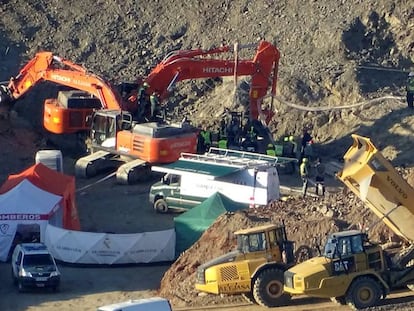 Labores de rescate en la finca de Totalán donde Julen se precipitó a un pozo de más de 100 metros de profundidad.