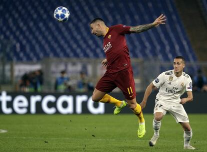 El defensa de la Roma, Aleksandar Kolarov, cabecea el balón durante una jugada del partido.