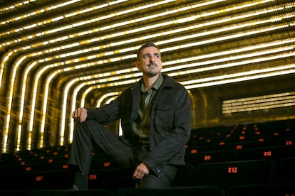 Vicente Monroy, autor de 'Breve historia de la oscuridad', en la sala de proyección de la Cineteca de Madrid.