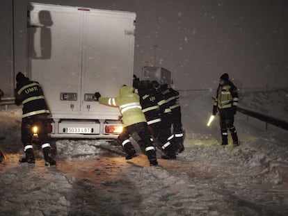 Miembros de la Unidad Militar de Emergencias actuando en una carretera de Madrid durante el temporal causado por la borrasca 'Filomena'.