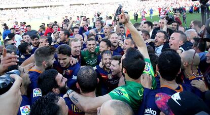 Los jugadores del Barcelona celebran el triunfo en liga después del partido frente al Granada.