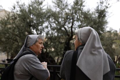 Varias monjas de visita en el Huerto de los Olivos. Próximo al jardín se ubica la basilícia de la Agonía o de las Naciones, construida en 1920. En la noche del Jueves Santo se desarrolla una ceremonia de oración en silencio.