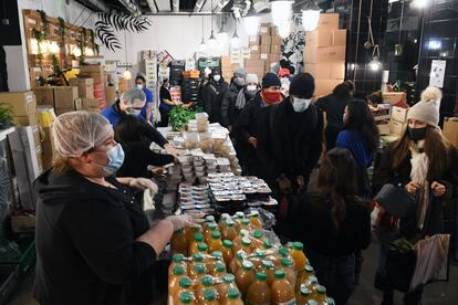 Reparto de comida gratis a estudiantes universitarios en París. 15-02-21. Eric Hadj