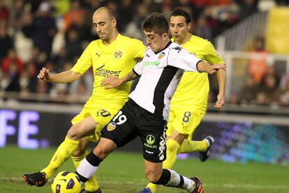 Pablo protege el balón ante Borja Valero y, detrás, Cazorla.