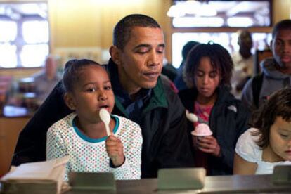 El aún presidente Barack Obama y su hija Sasha probando diferentes sabores de helado, durante una visita al parque Nacional Yellowstone, en Wyoming, en agosto de 2009.