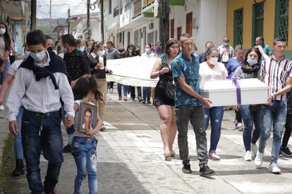 Relatives of Francisco Javier Buitrago Quiceno taking the coffin down the streets of Samaná