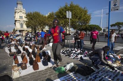 Aziz venent ahir amb altres manters a la plaça del monument a Colom.