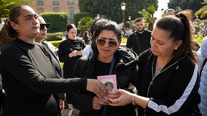 Ramona , la madre adoptiva de la niña de 5 años hallada muerta, llora juntos a sus familiares durante el minuto de silencio celebrado en el Ayuntamiento de Murcia este martes.