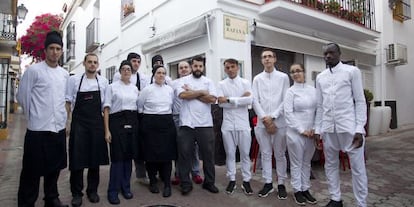 Parte del equipo del restaurante Skina de Marbella, ante el local.