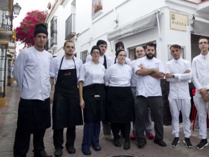 Parte del equipo del restaurante Skina de Marbella, ante el local.