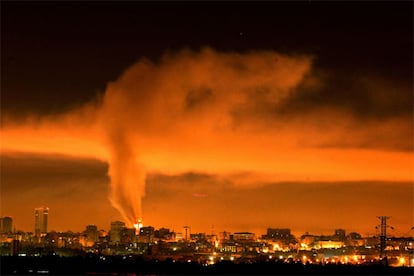 Vista desde Pozuelo de Alarcón del incendio edificio Windsor ardiendo en febrero de 2005.