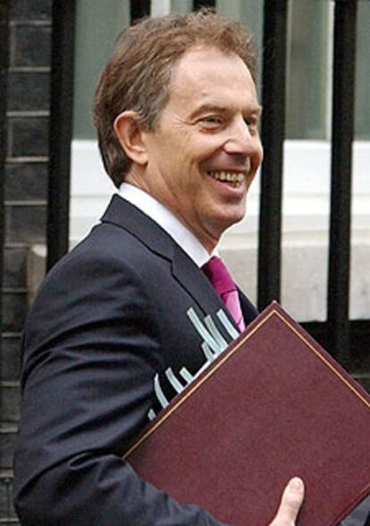 Blair sale de Downing Street para dirigirse al Parlamento.