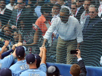 El presidente de Estados Unidos, Barack Obama (2d), saluda a los jugadores junto al mandatario cubano, Raúl Castro (d), antes del inicio del juego de béisbol entre el equipo de Cuba y los Rayos de Tampa Bay, en el estadio Latinoamericano de La Habana.