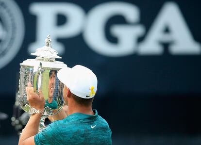 Brooks Koepka, con el trofeo del año pasado.