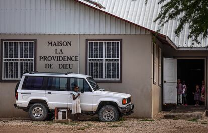Niños juegan en el patio del orfanato Maison La Providence de Dieu en Ganthier, Croix-des-Bouquets. La pandilla 400 Mawozo, conocida por sus descarados secuestros y asesinatos, se llevó al grupo de 16 ciudadanos estadounidenses y un canadiense, después de un viaje para visitar el orfanato. 