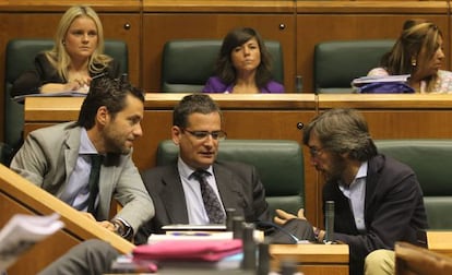 Borja Sémper, a la izquierda, y Antonio Basagoiti escuchan a Iñaki Oyarzábal, ayer en el Parlamento de Vitoria. 
