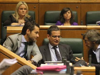 Borja Sémper, a la izquierda, y Antonio Basagoiti escuchan a Iñaki Oyarzábal, ayer en el Parlamento de Vitoria. 