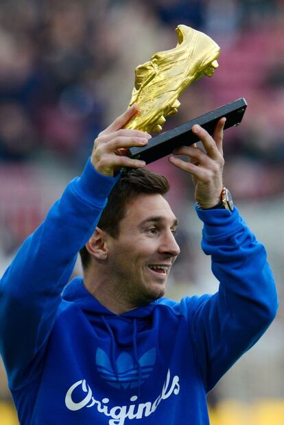 Messi levanta la Bota de Oro, antes del partido de Liga Barcelona- Granada, en 2013.