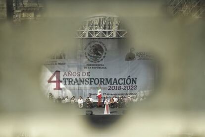 En el Zócalo, el mandatario ha ofrecido a sus seguidores un discurso desde un templete, en el que enlistó los logros obtenidos por su Gobierno durante sus primeros cuatro años de mandato. En la imagen, López Obrador durante su discurso. 