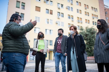 El presidente de la asociación Valiente Bangla, Elahi Mohammad Fadle, habla el viernes pasado en Lavapiés con líderes de Más Madrid (desde la izqda de la foto: la concejala Rita Maestre, el jefe de campaña en las autonómicas, Pablo Gómez Perpinyà, la candidata Mónica García, y la número tres de la lista, Manuela Bergerot).
