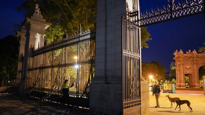 Security guards open El Retiro park on Monday.