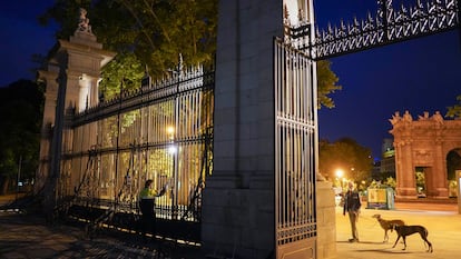 Security guards open El Retiro park on Monday.