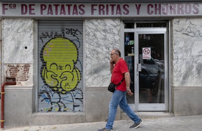 Local comercial en reformas en una calle de Madrid. 