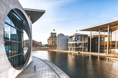 Paseo junto al río Spree y, asomando al fondo, la cúpula del Reichstag, en Berlín.