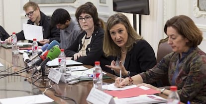 La decana del Colegio de Abogados de Madrid, Sonia Gumpert (segunda por la derecha), durante su intervenci&oacute;n.