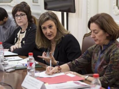La decana del Colegio de Abogados de Madrid, Sonia Gumpert (segunda por la derecha), durante su intervenci&oacute;n.