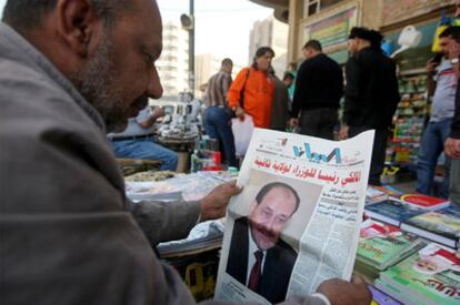 Un iraquí lee un periódico en el que aparece una imagen del primer ministro.