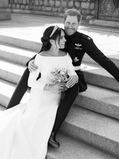 El duque y la duquesa de Sussex posan en las escalinatas de una de las terrazas del castillo de Windsor.