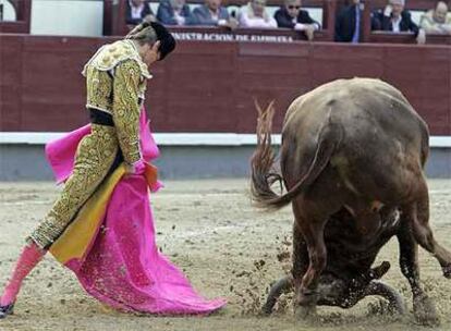 Iván García, en su primer toro de la tarde de ayer.